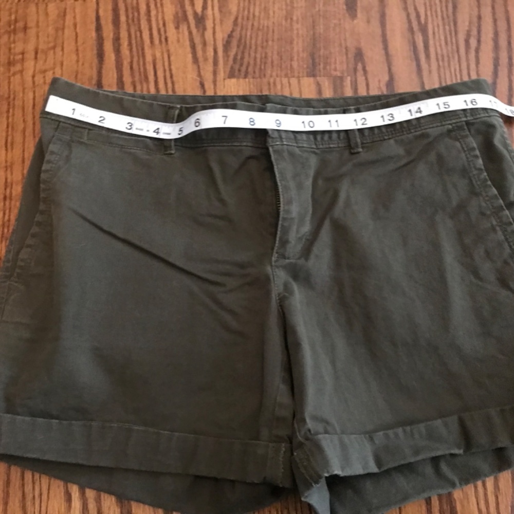 Short shorts - Picture 3 of 4